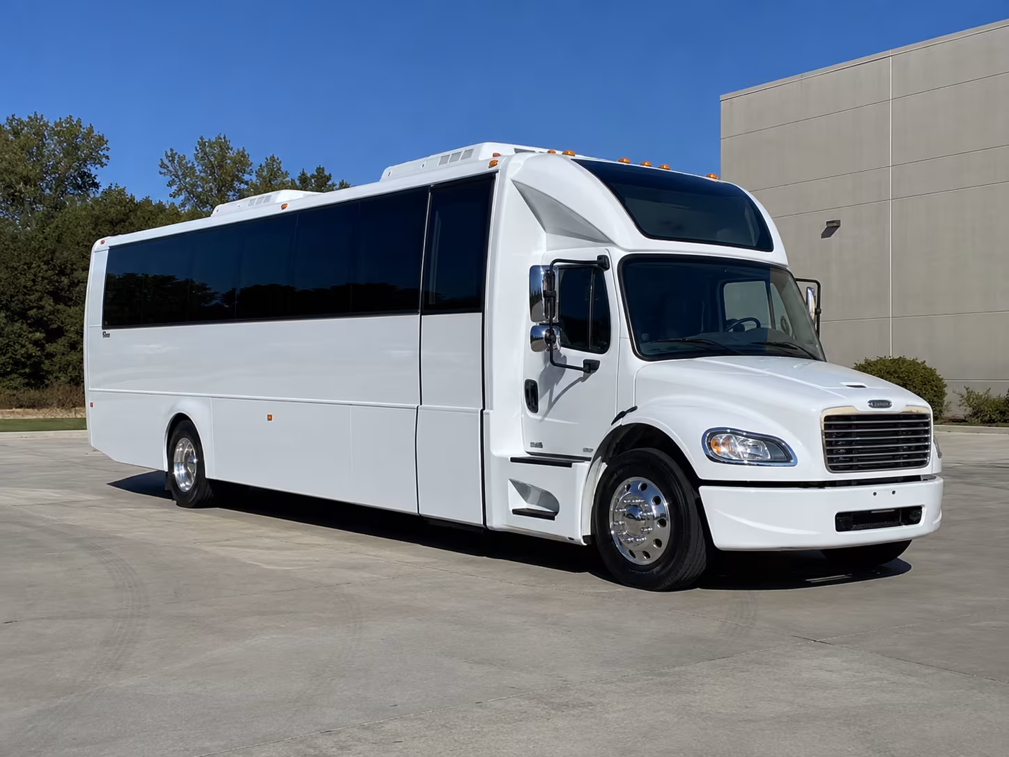 des moines 28 passenger party bus