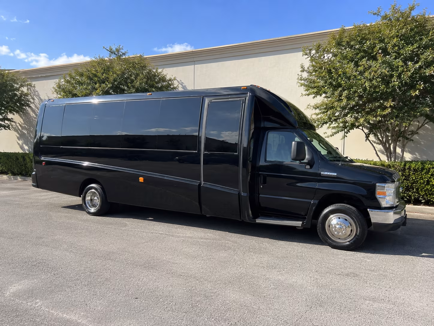 desmoinescoachbuscompany com makes it possible to find the perfect prom party bus in des moines